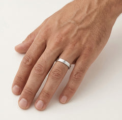 Weißgoldring mit mattiertem und hochglänzendem Finish