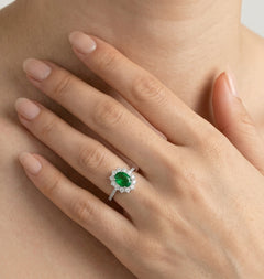 Bague majestueuse en or blanc avec pierres précieuses