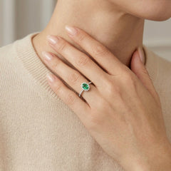 Royal white gold ring with emerald and diamonds