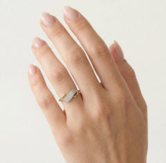 Zlatý prsten infinity s třemi řadami kubické zirkonie