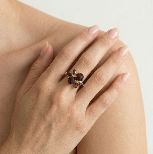 Unikátní design prstenu ze žlutého zlata s granátem