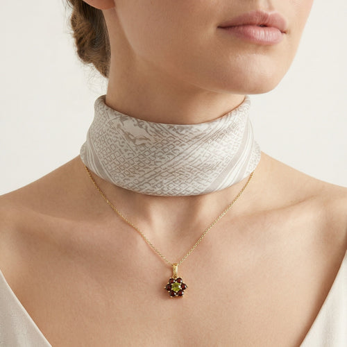 Pendentif Floral Celestia en or jaune avec moldavite et grenat