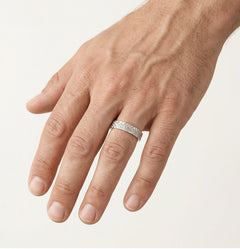 Alliance moderne en or blanc avec lignes gravées