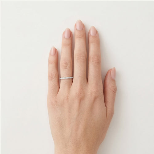 Dünner Ring aus Weiß- und Gelbgold mit Diamanten in Linie