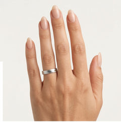 Anillo de boda de oro blanco con estilo y líneas curvas
