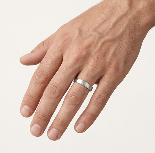 Matný klasický snubní prsten z bílého zlata