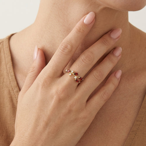 Elegantní granátový prsten se smíšeným brusem a kameny