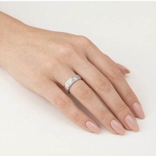 Alliance en or blanc avec gravure d’empreinte digitale