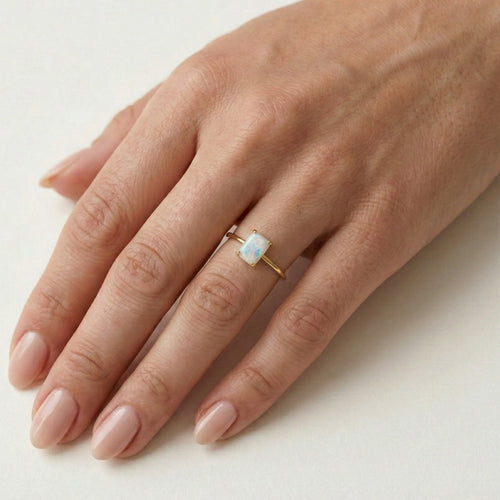 Rechteckiger weißer Opal Ring aus 14K Gelbgold.