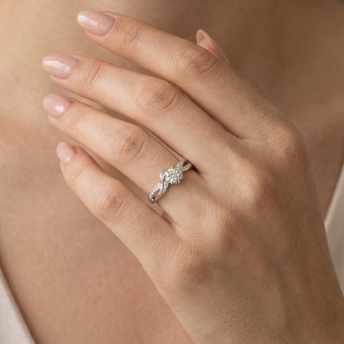 Zářivý zásnubní prsten s diamantem z bílého zlata