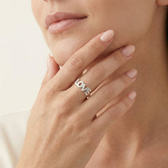 Dámský stříbrný prsten s nápisem LOVE