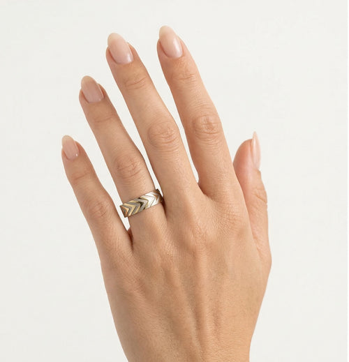 Trauring aus Gelbgold mit Pfeildesign