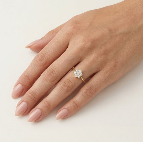 Zářivý prsten ze žlutého zlata s kubickými zirkony