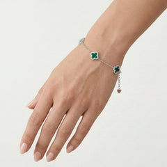 Stříbrný náramek se zelenými achátovými čtyřlístky