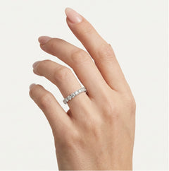 Alianzas de boda de oro blanco con diseño de media piedra