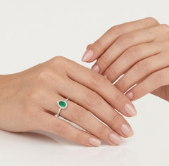Stříbrný prsten se svatozáří a smaragdem