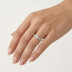 Stylový dámský zásnubní prsten z bílého zlata