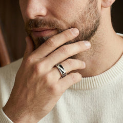 Pánský prsten ze stříbra se smaltem a kubickými zirkony, diagonální design