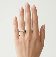 Klassischer Weißgoldring mit sichtbarem Zirkonia