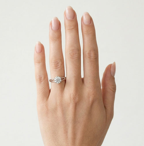 Klassischer Weißgoldring mit sichtbarem Zirkonia