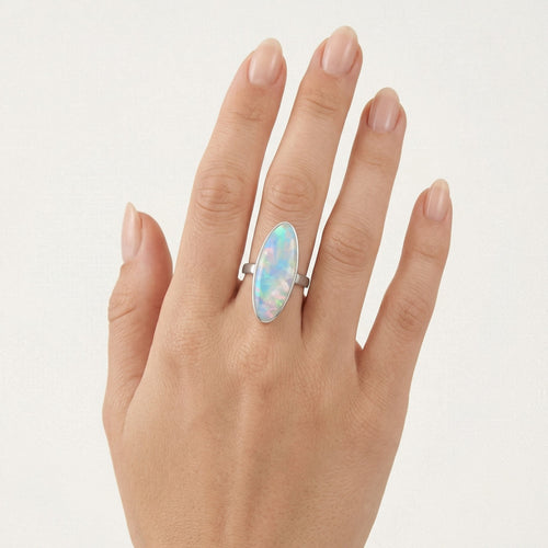 Langer Ring mit weißem Opal