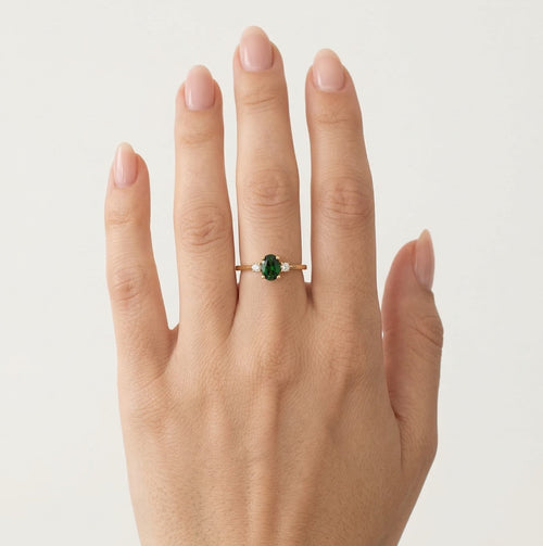 Ring mit oval geschliffenem synthetischem grünem Smaragd