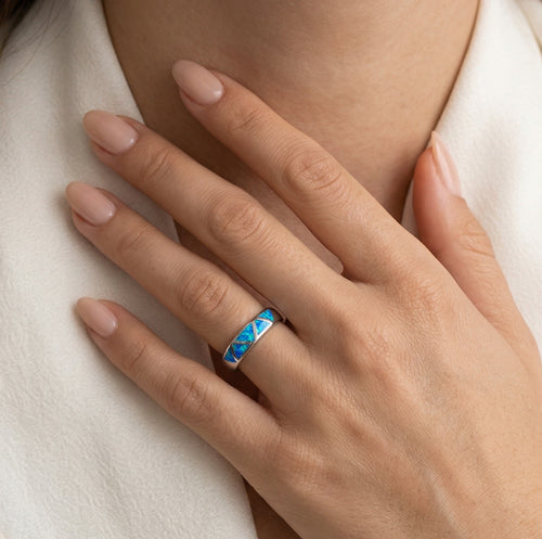 Ring aus Sterlingsilber mit blauem Opal in Dreieck-Design