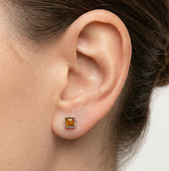 Quadratische Ohrstecker aus Honigbernstein