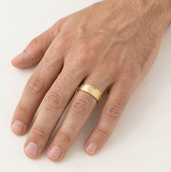 Bague de mariage en or jaune avec gravure unique