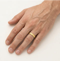 Detaillierter mattierter Gelbgold-Ehering