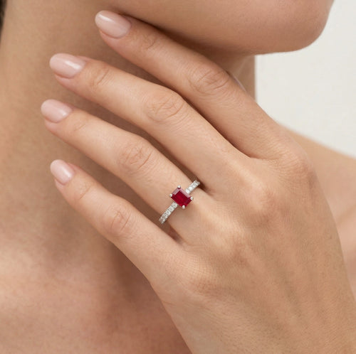 Bague éclatante avec diamant taille ronde, émeraude et rubis