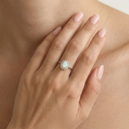 Schicker Damenring aus Silber mit weißem Opal