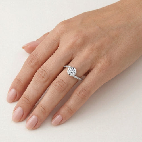 Weißgoldener Zirkonia-Ring mit Akzentsteinen