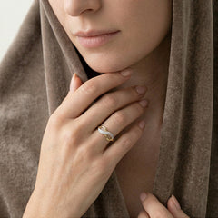 Prsten nekonečno ze žlutého a bílého zlata s kubickými zirkony