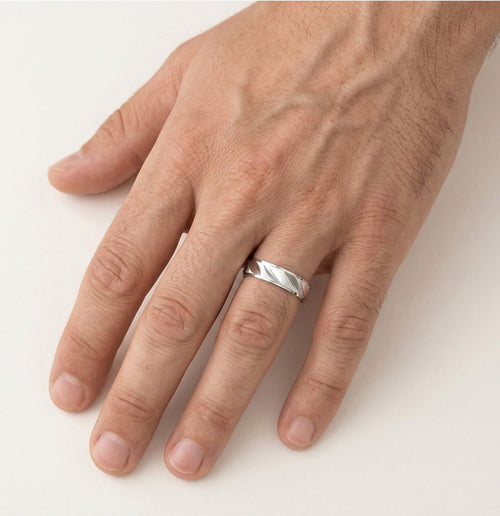 Snubní prsteny z bílého zlata se speciálním designem