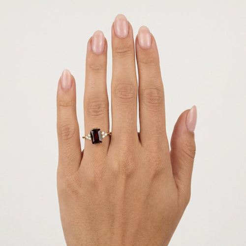 Stilvoller Ring mit smaragdgeschliffenem Granat und Zirkonia