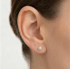 Boucles d'oreilles rondes en or jaune avec zircon cubique brillant.