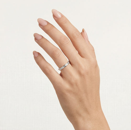 Bague de mariage fine en or blanc à finition haute brillance