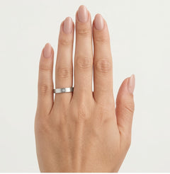 Anillo de boda sencillo de oro blanco.