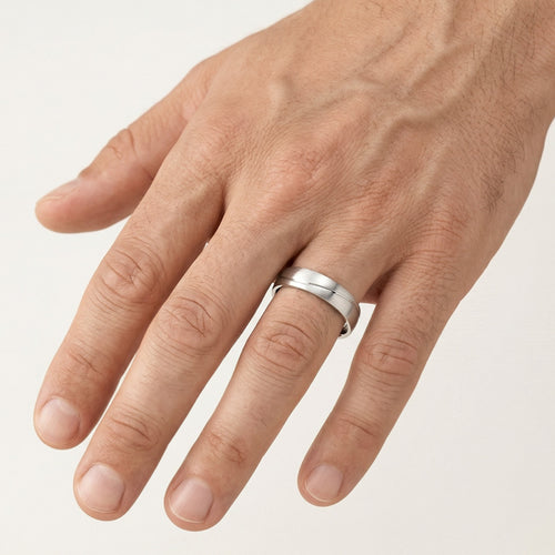 Bague de mariage en or blanc avec finition mate et polie.