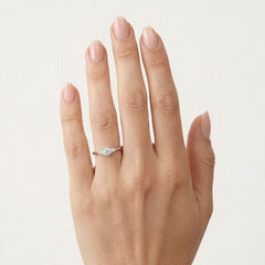 Bague de fiançailles élégante pour femme avec diamants ronds taillés à facettes fines