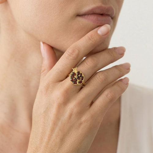 Zlatý prsten s granatem ve tvaru granátového jablka