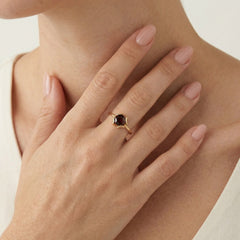 Eleganter Ring mit rundem Granat