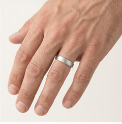 Matný snubní prsten z bílého zlata