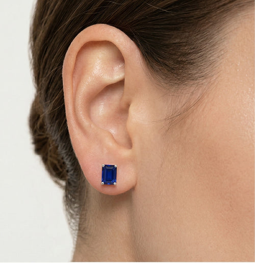 Elegante Weißgold-Ohrstecker mit blauem Saphir