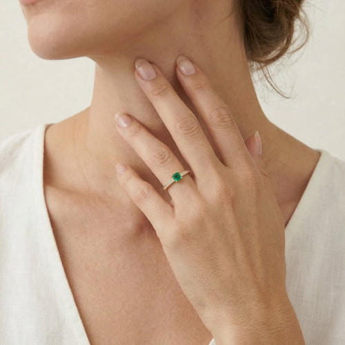 Sophisticated gold ring with emerald and diamonds