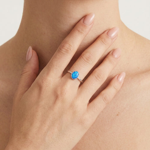 Kleiner ovaler blauer Opalring mit Krappenfassung