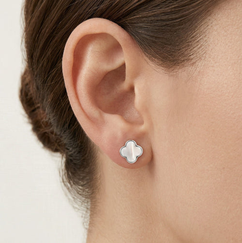 Weißgold Ohrstecker mit Perlmutt und Kleeblatt-Motiv