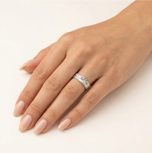 Bague de mariage en or blanc avec lignes gravées
