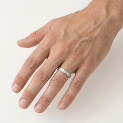 Bague de mariage design en or blanc avec finition brillante et mate